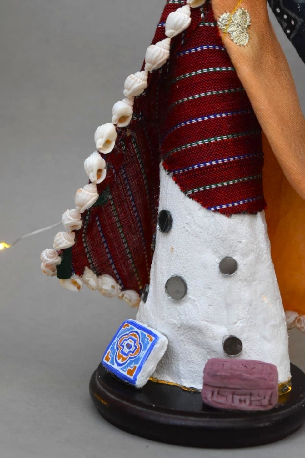 Sufi in Susi vertical detail